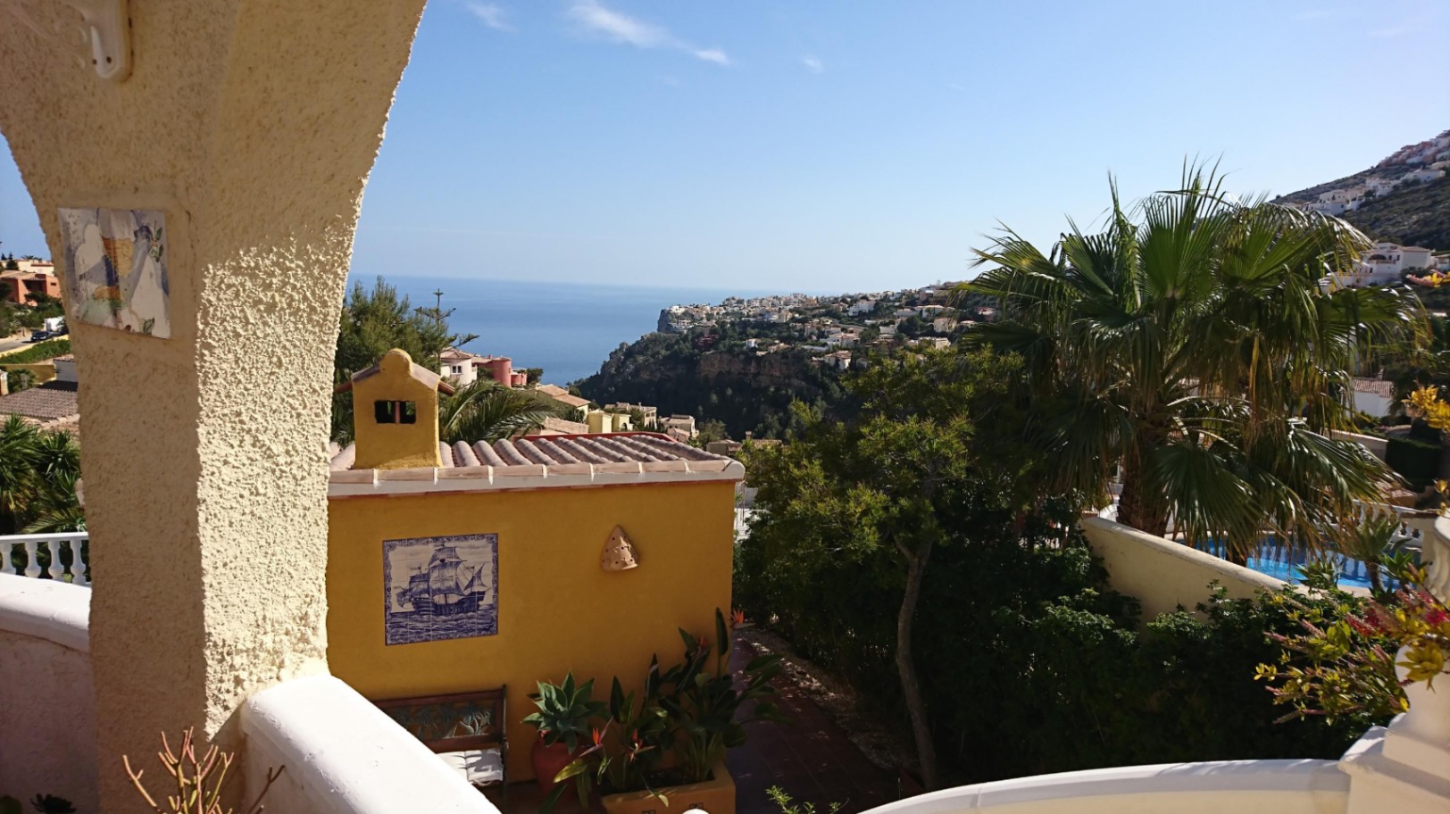 Vista panorámica al mar Mediterráneo desde la naya, destacando la arquitectura tradicional con arcos, azulejos decorativos y vegetación madura.