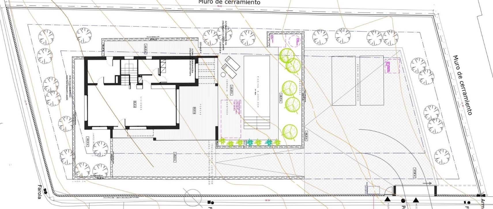 Plano técnico de emplazamiento que detalla la distribución de la vivienda, terraza pavimentada, piscina de 8,50x3m y zona de aparcamiento en la parcela.