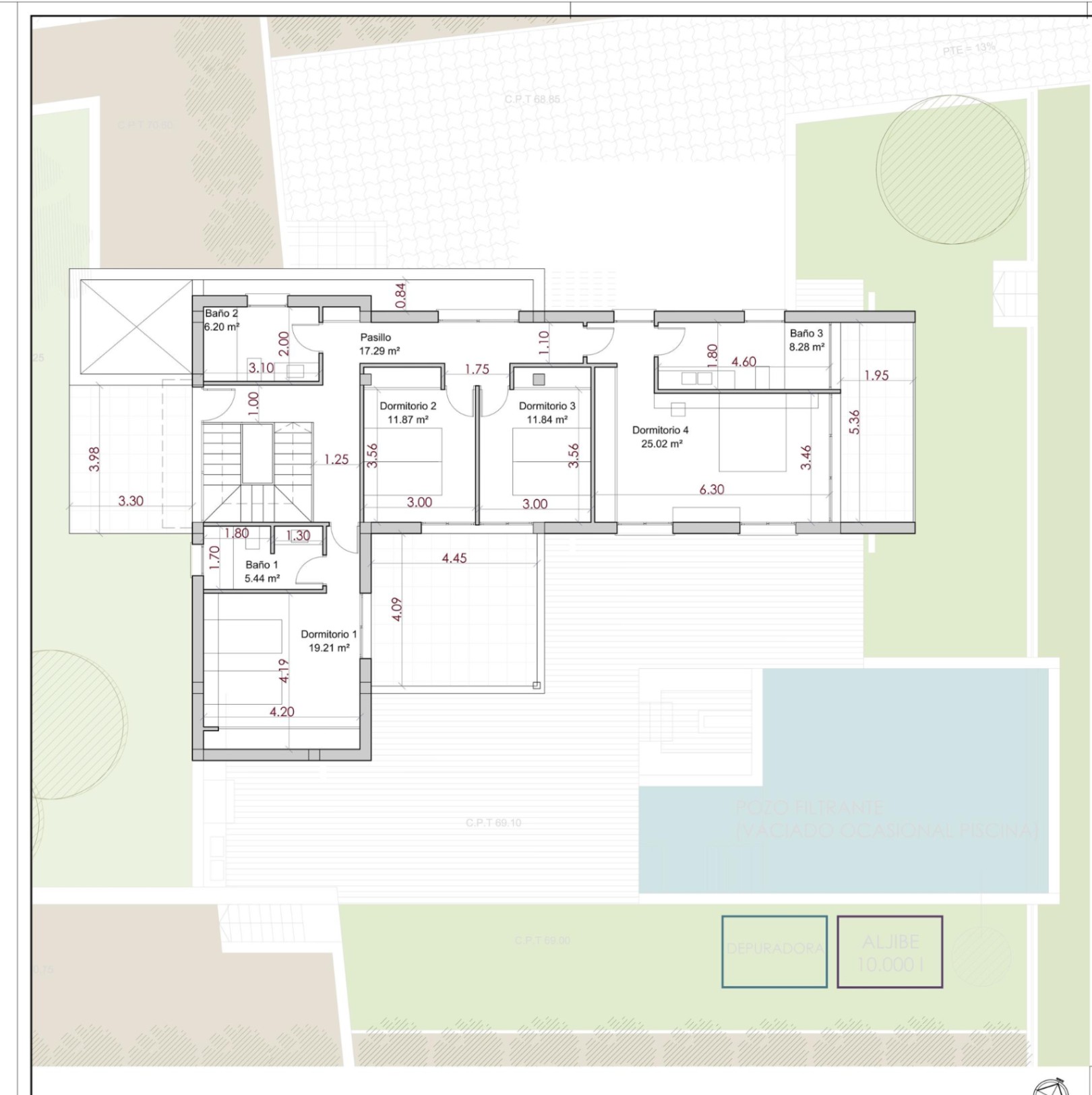 Plano detallado de la planta superior que muestra la distribución de cuatro dormitorios, tres baños completos y el acceso a las terrazas exteriores con piscina.