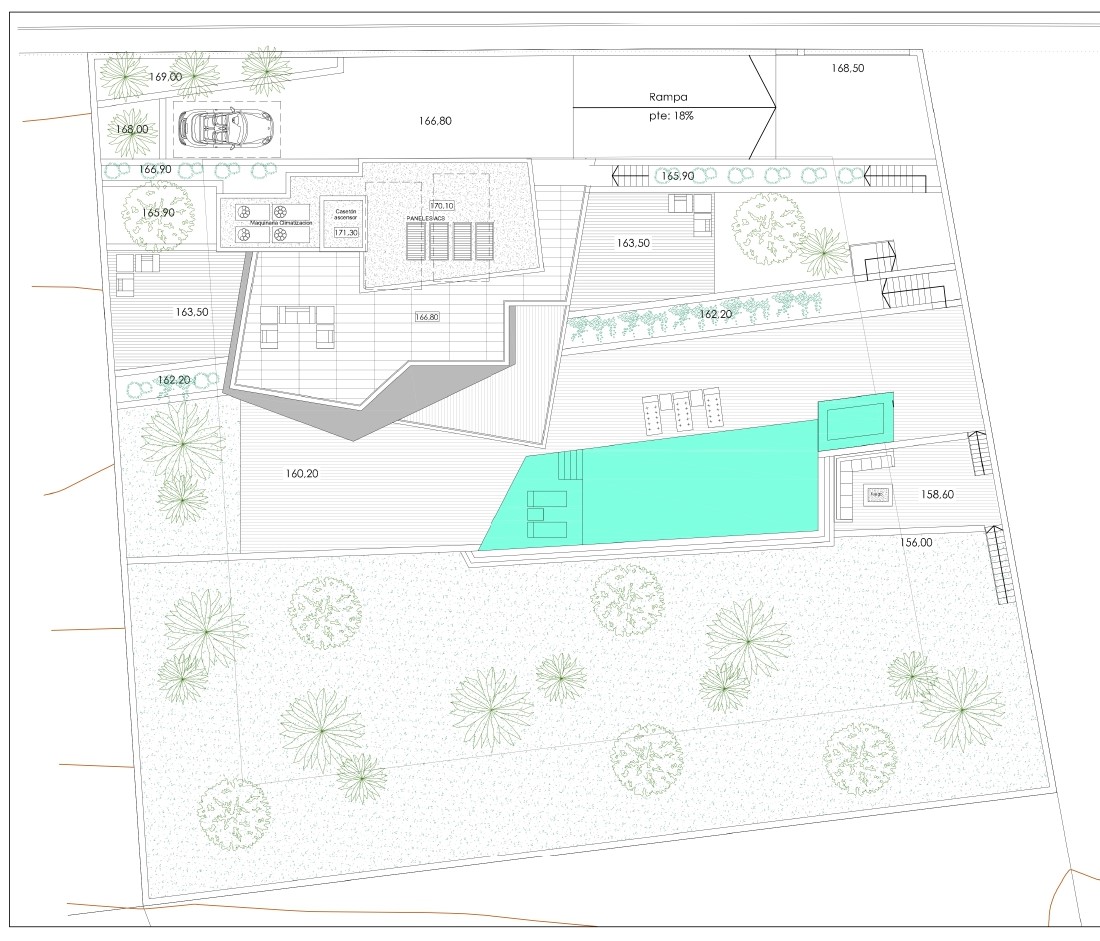 Plano general de situación que muestra la distribución exterior de la villa, incluyendo la piscina, zonas ajardinadas, paneles solares y rampa de acceso al garaje.