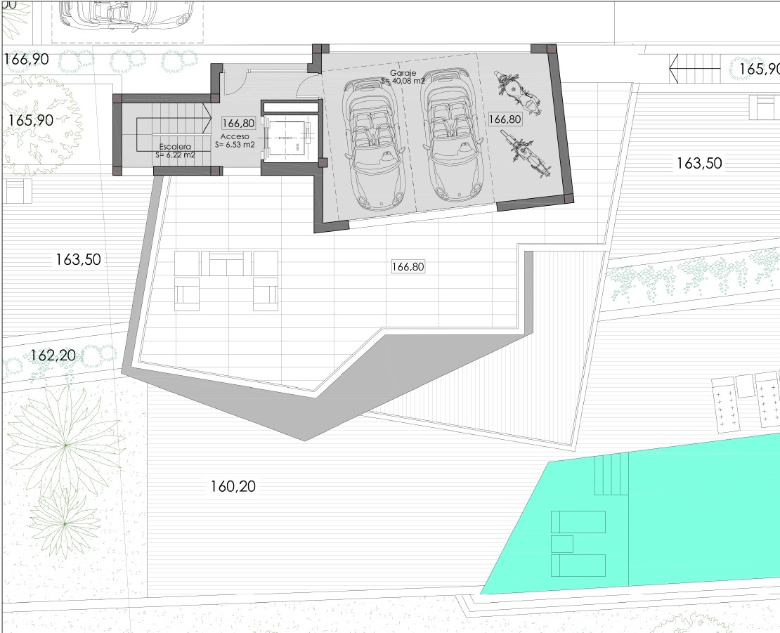 Plano técnico que detalla el garaje de 40 m² para dos coches y dos motos, el acceso con ascensor y una extensa terraza solárium frente a la piscina.