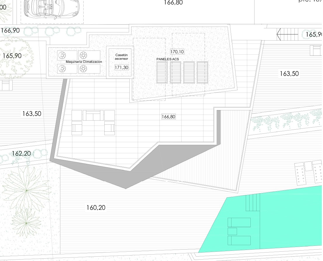 Plano técnico que detalla la distribución exterior con paneles solares, maquinaria de climatización, terraza amueblada y el acceso a la piscina.