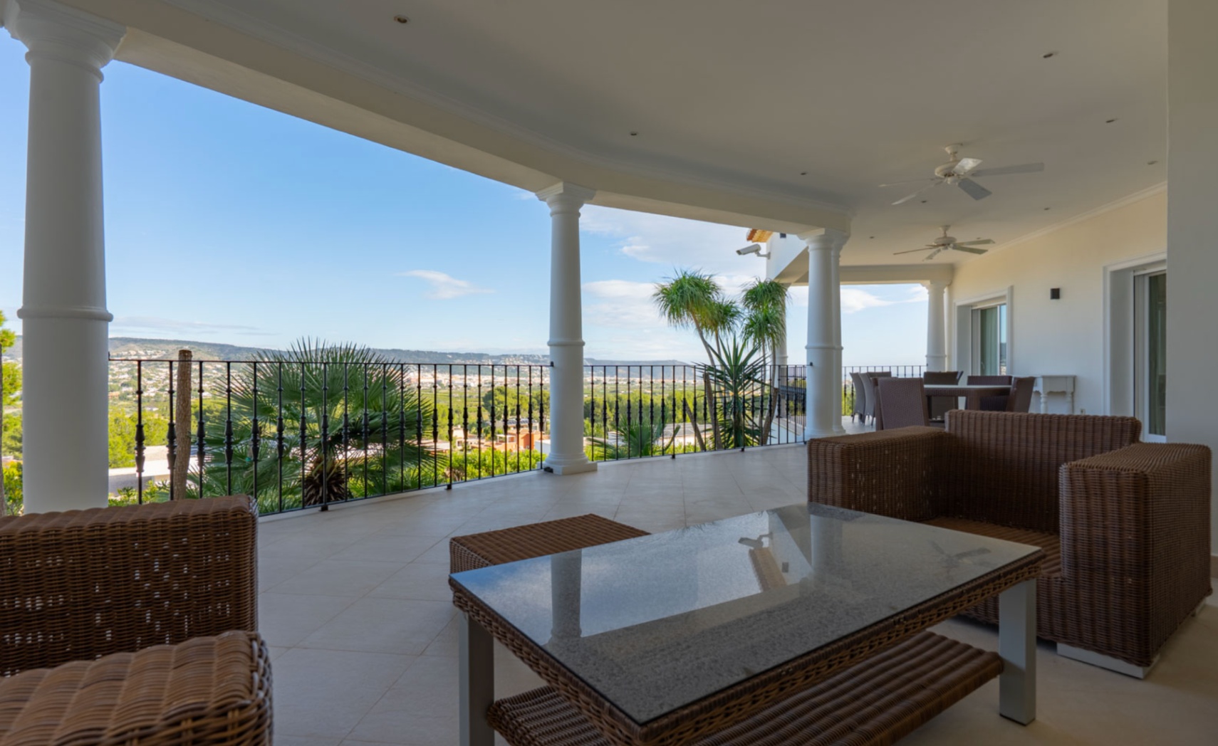 Villa de cuatro dormitorios en Piver, Jávea con vistas al mar y al Montgó